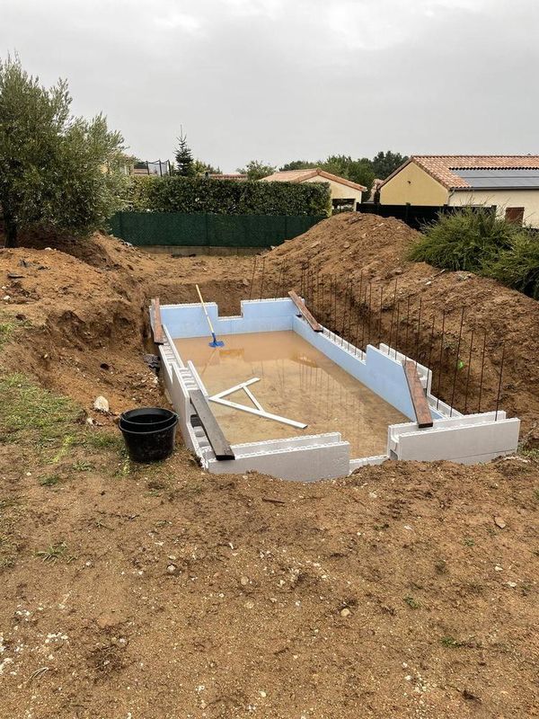 Construction piscine en b&eacute;ton