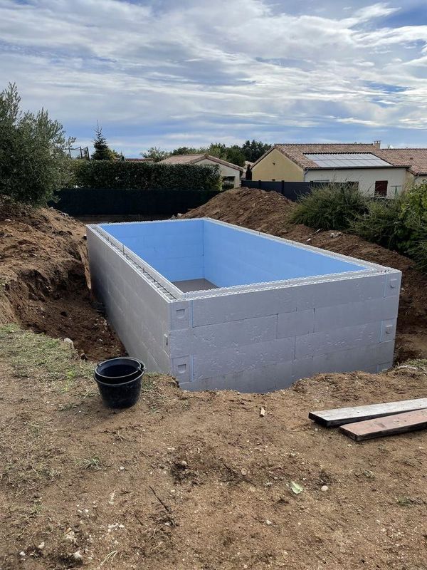 Construction piscine en b&eacute;ton