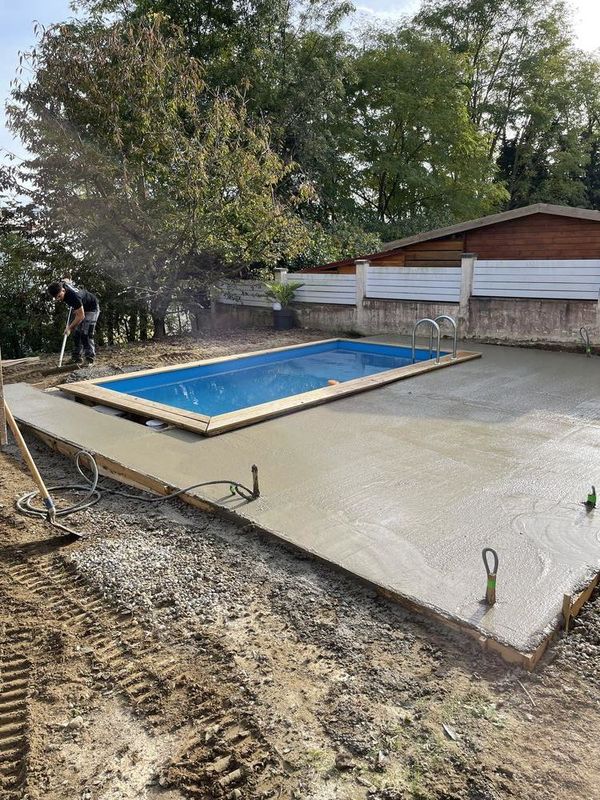 Plage de piscine bois