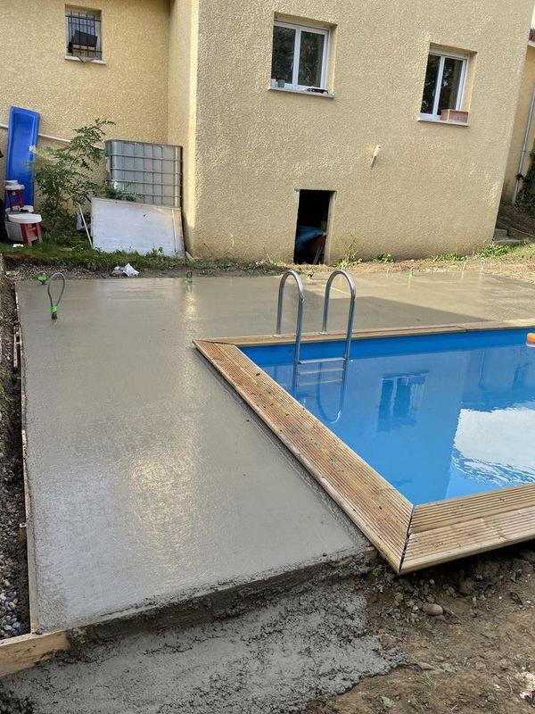 Plage de piscine bois