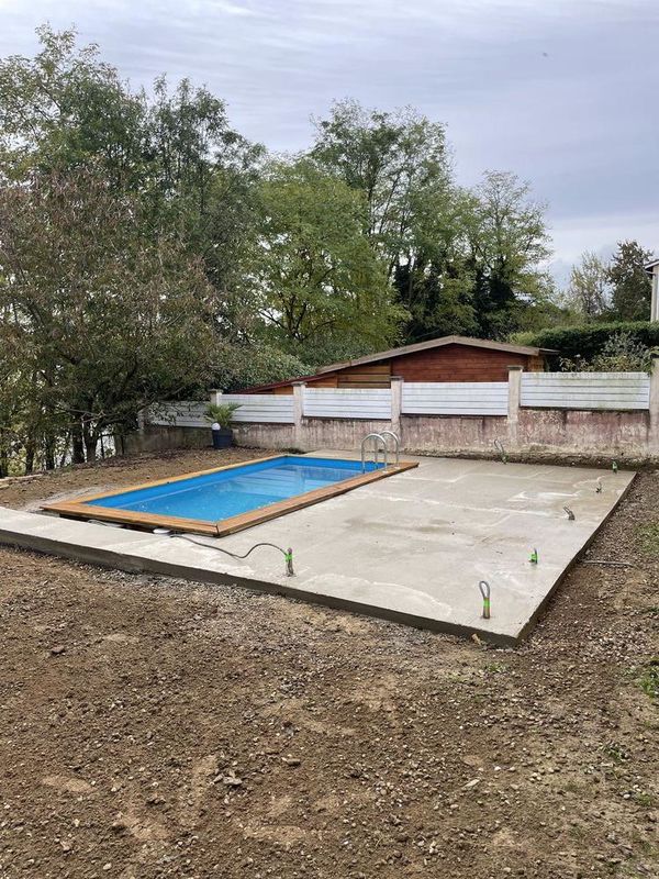 Plage de piscine bois